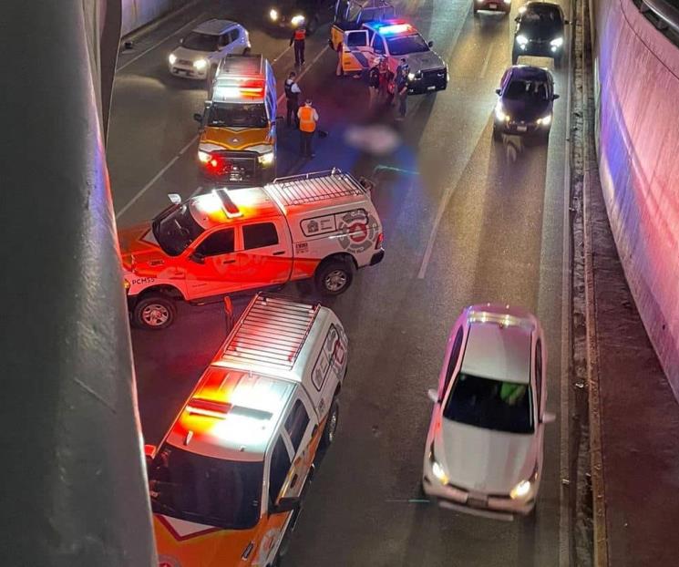 Muere tras chocar y caer  de un puente vehicular
