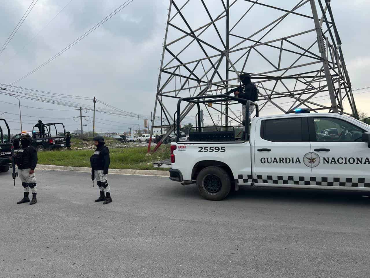 Después de una persecución a balazos contra presuntos delincuentes, dos elementos de Seguridad Pública de García resultaron lesionados y un par de agresores arrestados, así mismo se aseguraron dos armas largas, ayer en la Carretera a García.