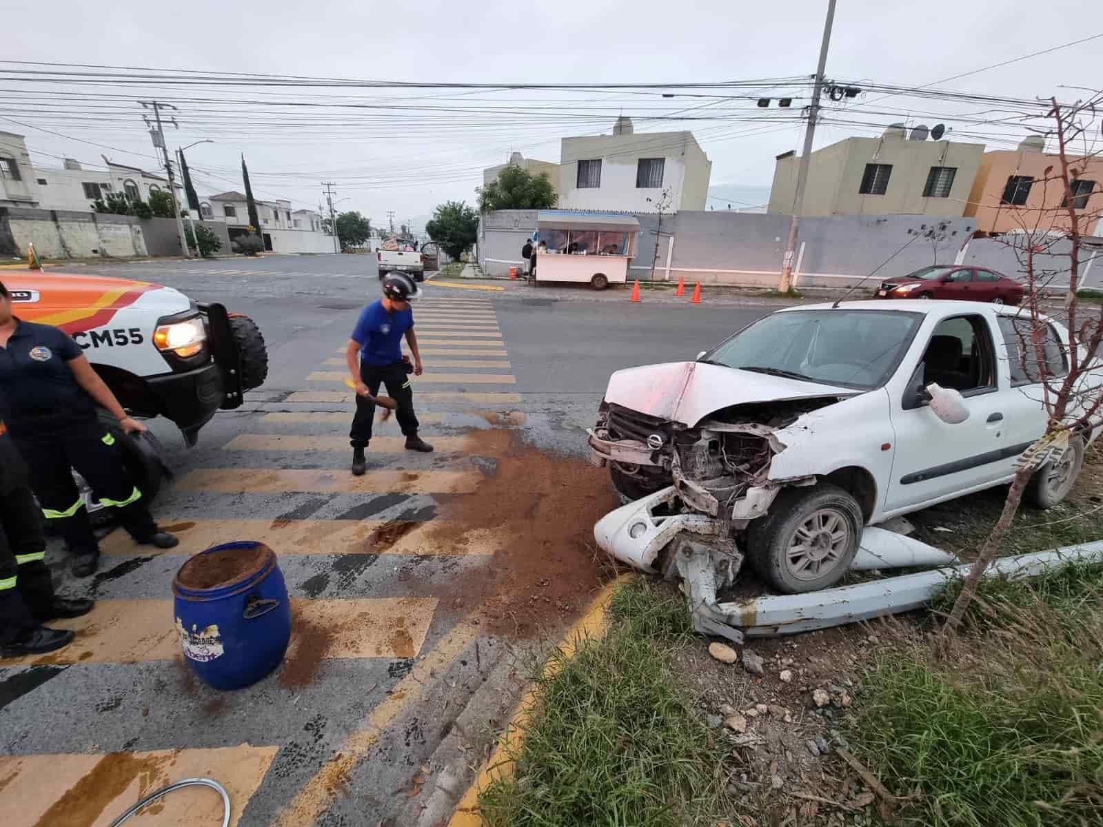El conductor de un vehículo resultó con diversas lesiones luego de estrellarse contra un poste de alumbrado público, la madrugada de ayer en la Colonia Barrio San Carlos, Ciudad Solidaridad, al norte de Monterrey.