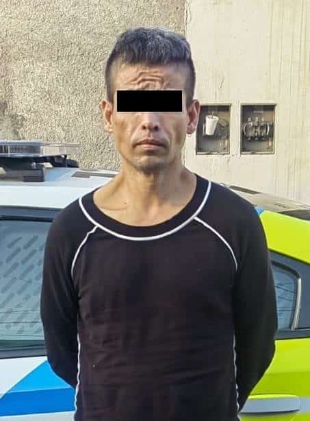 Un hombre que caminaba con una pantalla de televisión en sus manos por las calles dela colonia Buenos Aires, fue detenido por oficiales de la Policía de Monterrey, luego de que le encontraron en su poder cuatro envoltorios de plástico con hierba verde con las características a la mariguana.