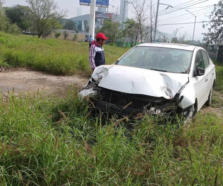 Conductor pierde control y termina en terreno baldío