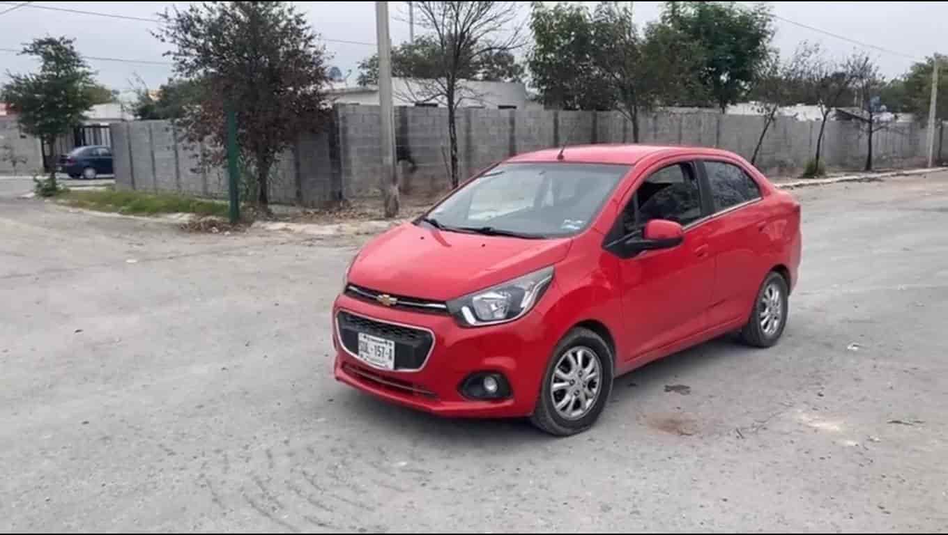 Tres delincuentes asaltaron con lujo de violencia a un conductor del taxi de plataforma Didi, en una colonia del municipio de Juárez, Nuevo León.