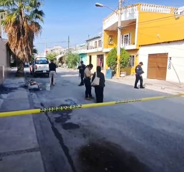 Un hombre terminó con varios impactos de arma de fuego, al ser atacado a balazos, por dos sicarios que viajaban en una motocicleta en calles de la Colonia La Unidad de Escobedo.