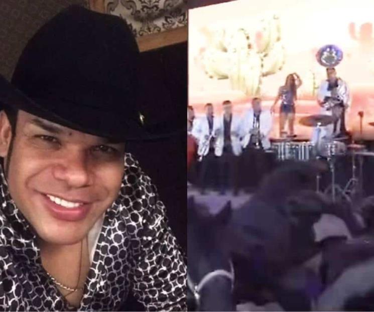 Marco Flores de la banda Jerez es tirado por un caballo