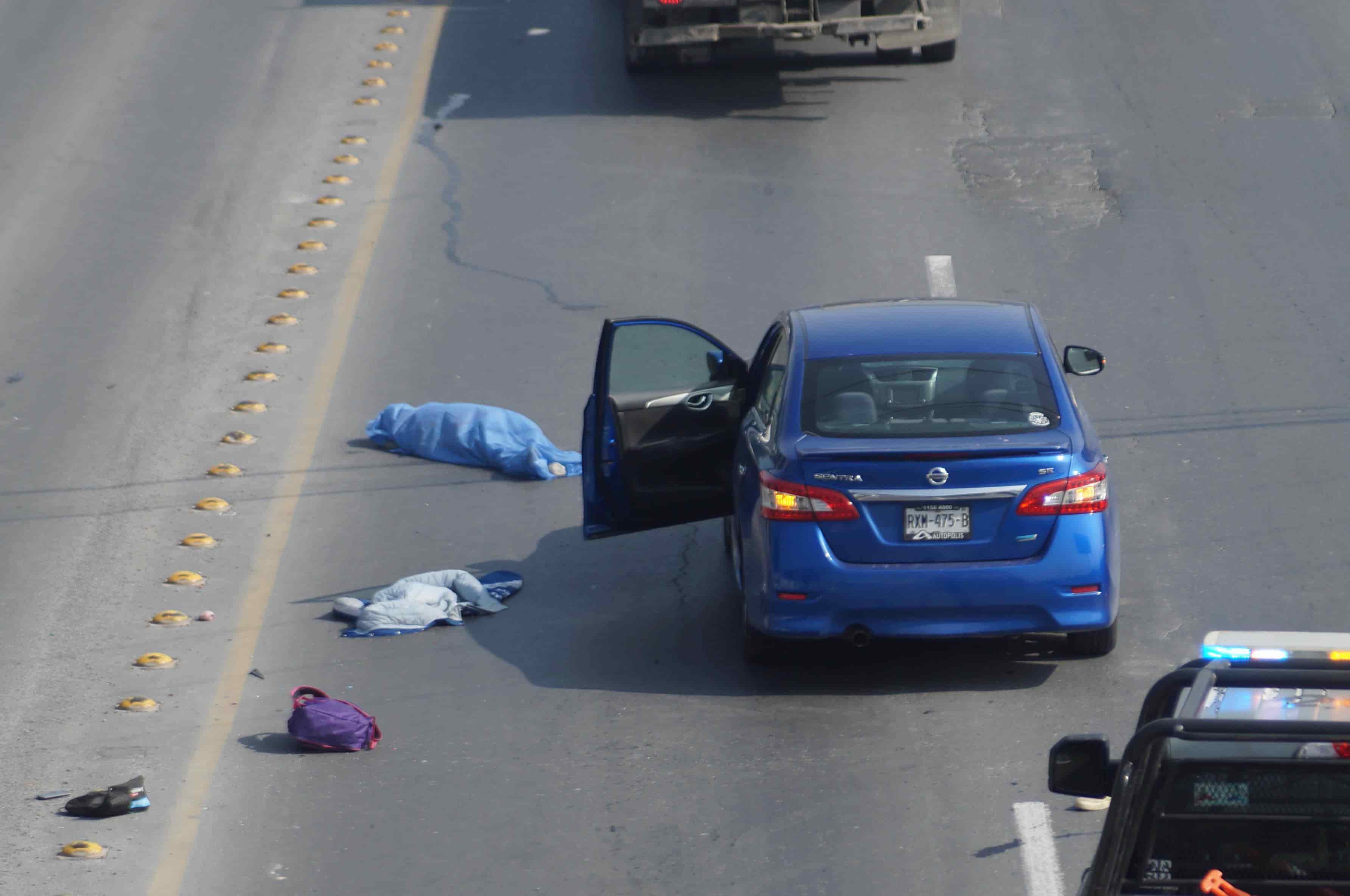 A unas horas de que un hombre murió atropellado en la Avenida Industriales del Poniente a la altura de Puerta Mitras, una mujer falleció de igual manera y en esa misma arteria, pero frente al Mercado de Abastos, la tarde de ayer en el municipio de Santa Catarina.