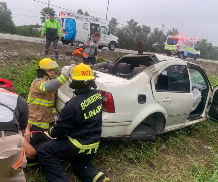 Vuelca en Hualahuises y sale herido