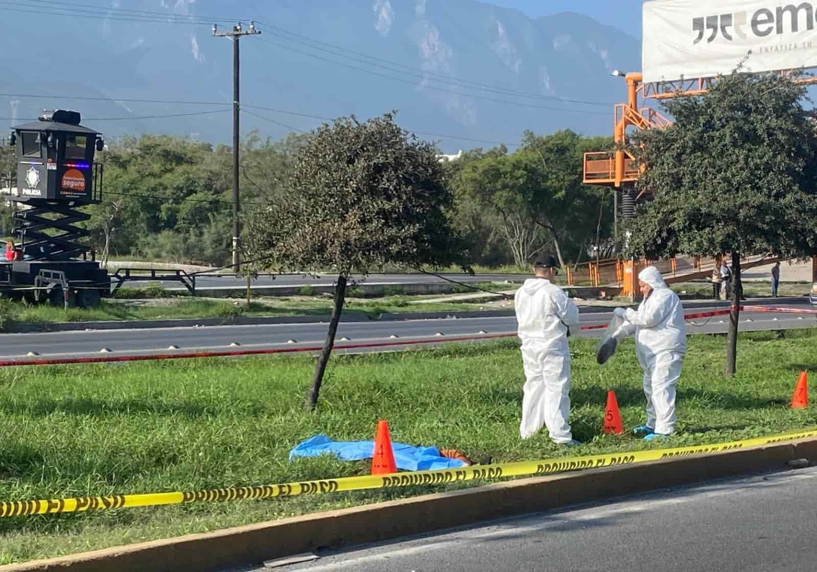 A unos metros de un puente peatonal, un hombre murió al ser atropellado en la Avenida Industriales del Poniente, ayer en el municipio de Santa Catarina, dándose a la fuga el presunto responsable.