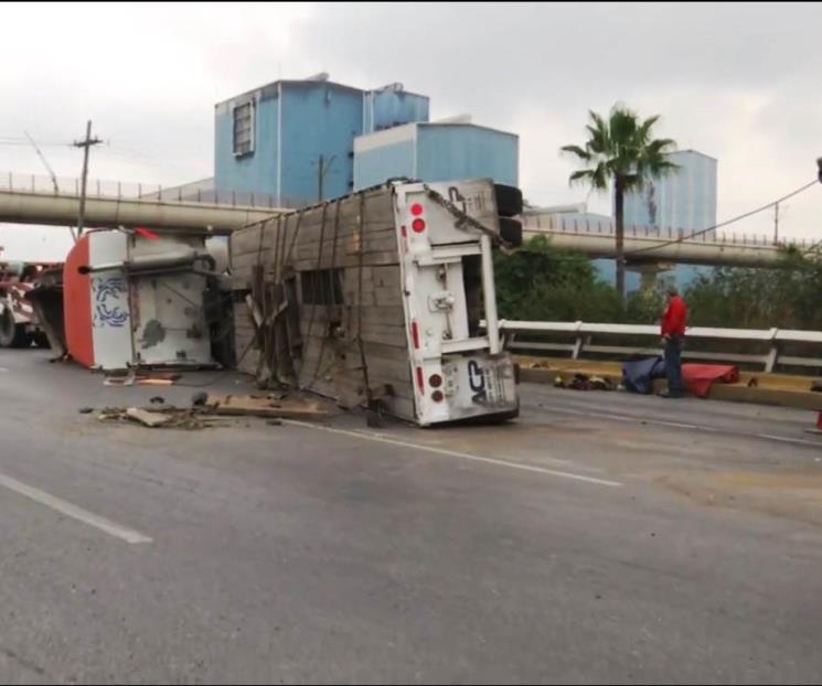 Vuelca tráiler cargado de rollos de acero frente a la UANL