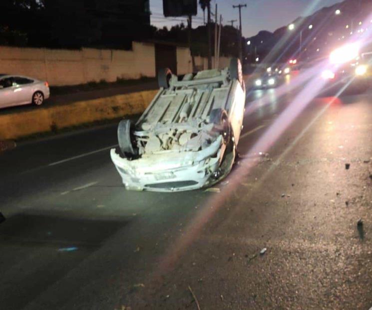 Vuelca auto en la Carretera Nacional