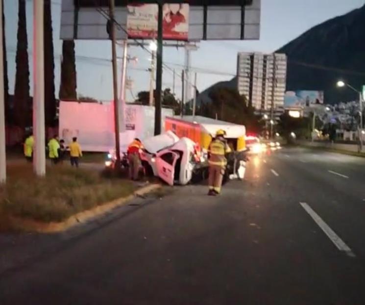 Choca y vuelca al sur de Monterrey