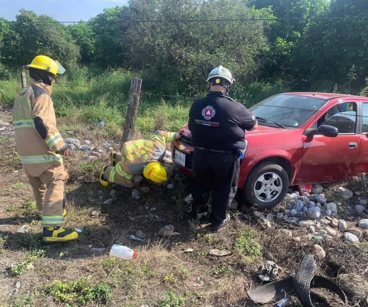 Sufre salida de camino en Linares