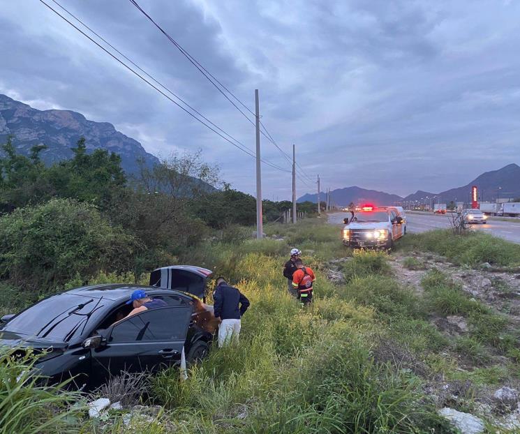 Choca contra camellón en la Carretera a Saltillo