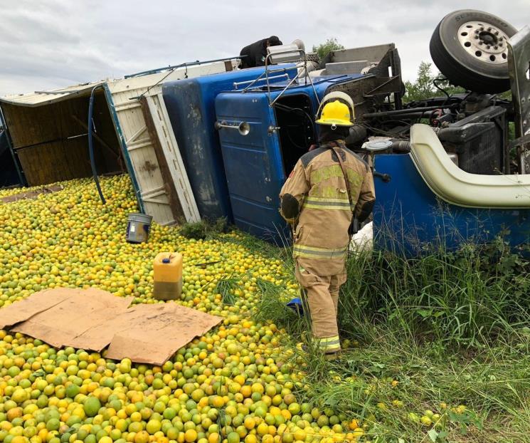 Vuelca camión con naranjas Vuelca camión con naranjas