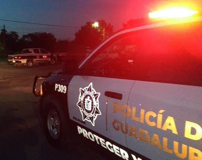 Hallan restos humanos en camioneta abandonada