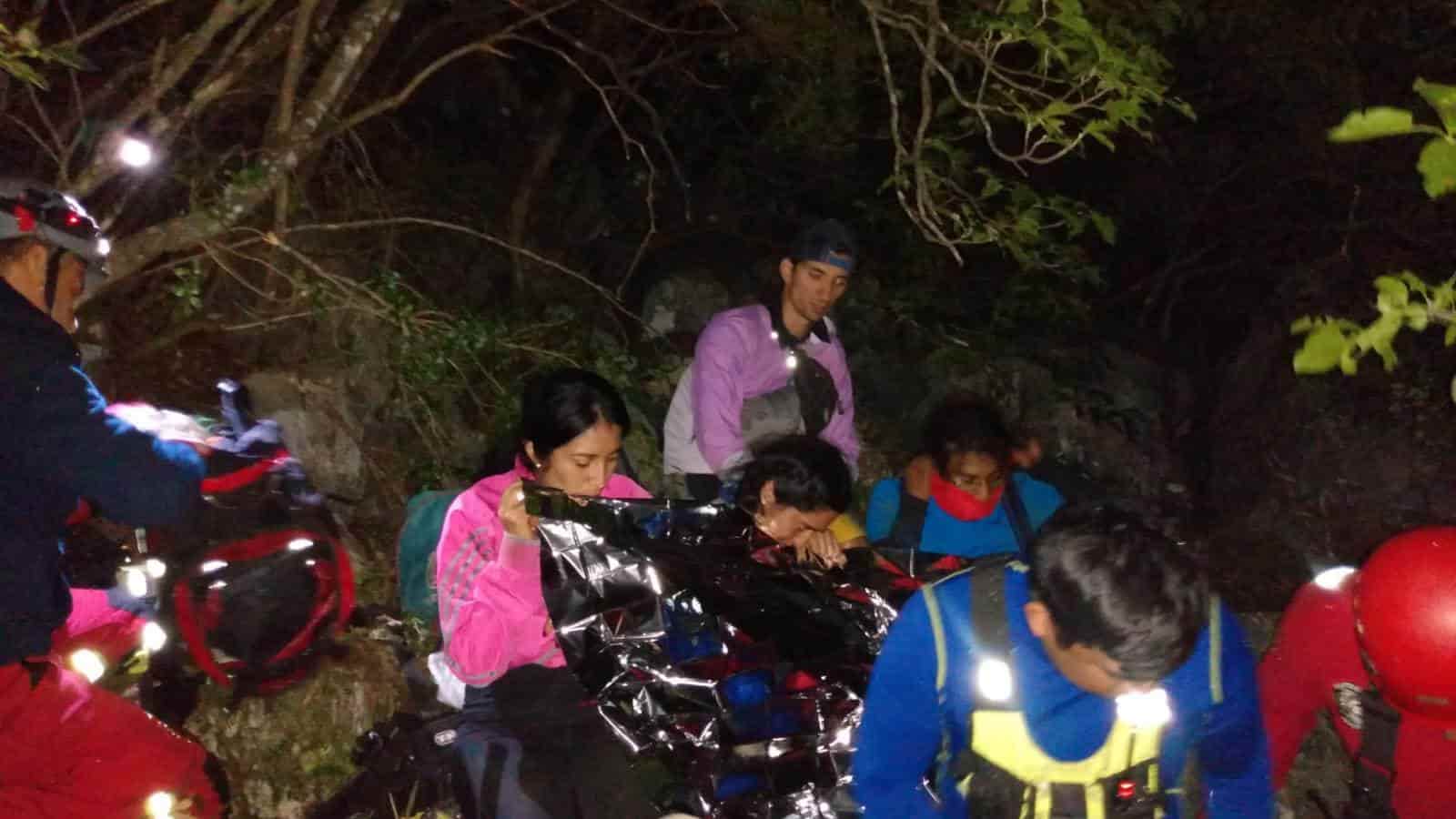 Un grupo de cuatro excursionistas, dos hombres y dos mujeres, extraviados el lunes en la sierra del Cerro de la Silla a la altura de la Colonia Las Misiones, en el municipio de Santiago, fueron rescatados ayer por elementos de Protección Civil del Estado.