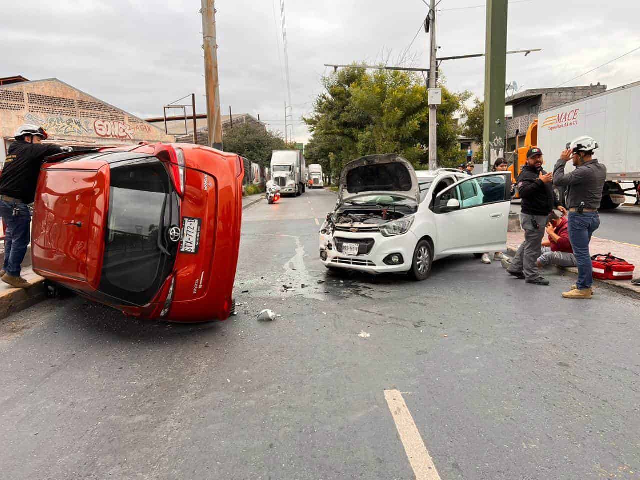 Al seguir las indicaciones de una aplicación de navegación, un conductor cruzó, al parecer sin precaución, la Avenida José Ángel Conchello a la altura de Colón, y fue chocado por otro vehículo que lo hizo volcar.
