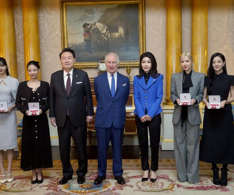 Reconoce Carlos III a la banda de K-pop Blackpink