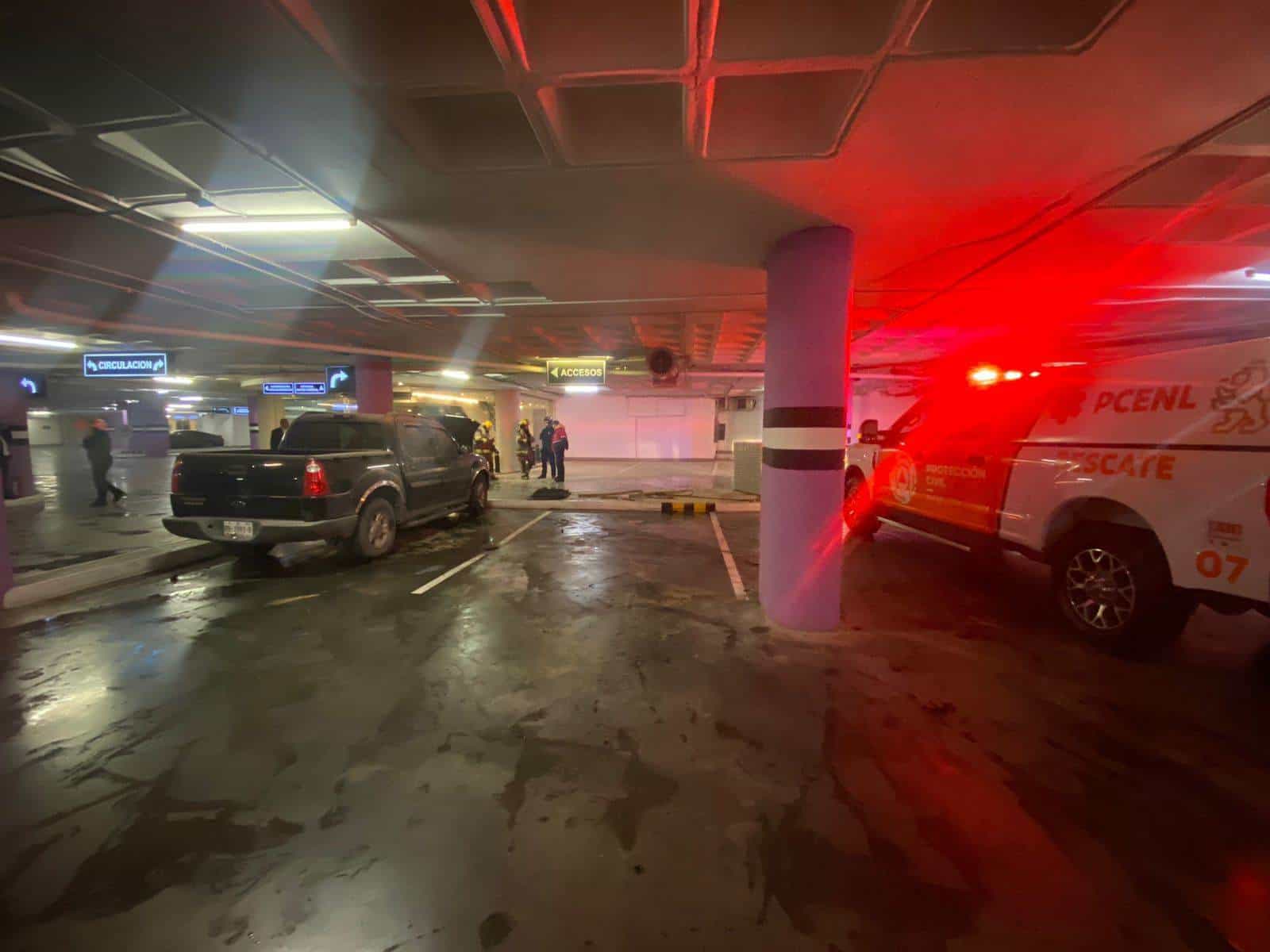 El conato de incendio de una camioneta estacionada en el Metropolitan Center, movilizó a las autoridades ayer, en el municipio de San Pedro Garza García.