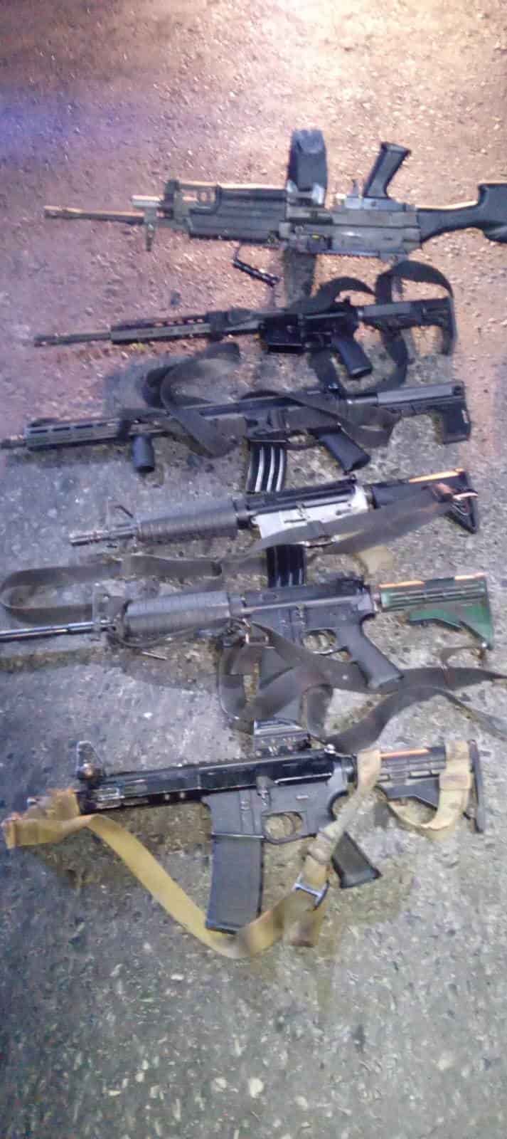 En una persecución y enfrentamiento entre presuntos delincuentes y elementos de Seguridad Pública de Escobedo, cinco hombres fueron detenidos y dos oficiales resultaron lesionados, anoche en el Libramiento Noroeste y Camino a las Pedreras.