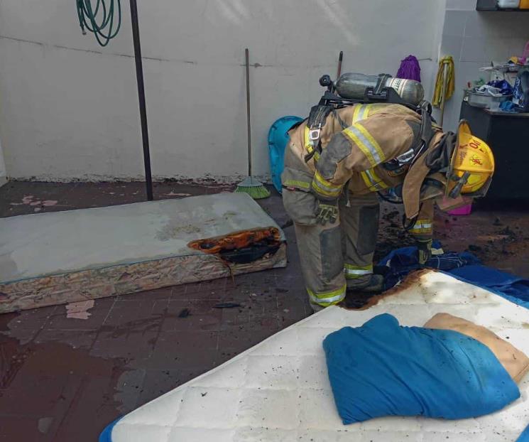 Sufre intoxicación en incendio