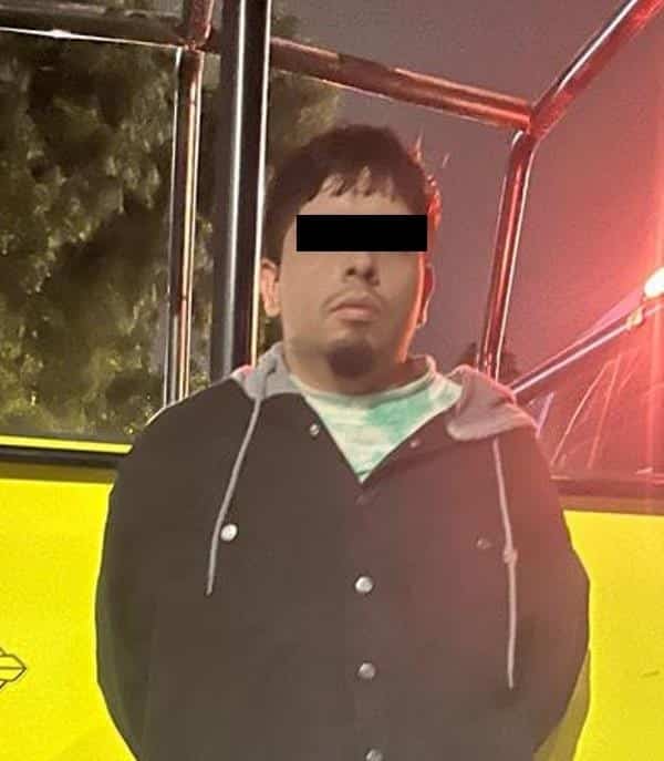 Elementos de la Policía de Monterrey detuvieron a un joven por presuntamente asaltó una tienda de conveniencia, tras activarse un botón de alerta, además de que es investigado por su participación en por lo menos siete robos a negocio.