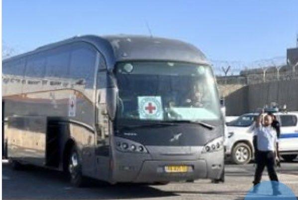 Libera Hamas a 13 rehenes israelíes 