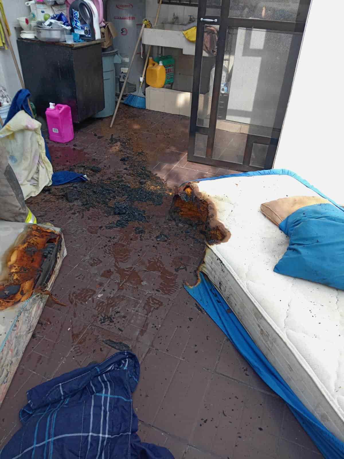 Una persona de la tercera edad, sufrió síntomas de intoxicación al producirse un conato de incendio en el interior de su domicilio, ubicado en la Colonia Santa Fe de esta ciudad.