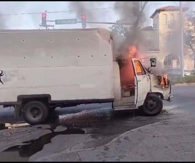Arde camión repartidor