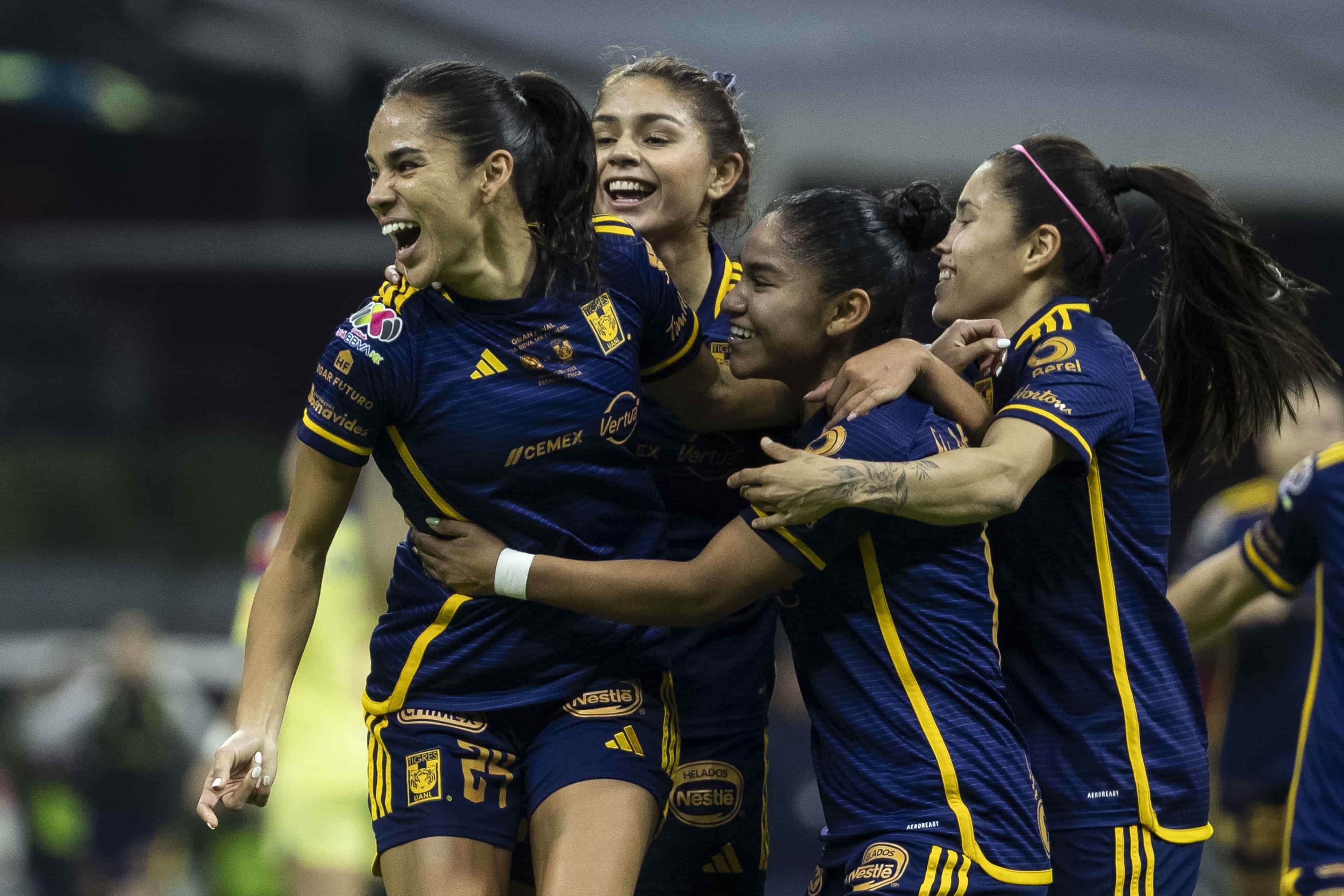 Maricarmen Reyes hace el 2-0.