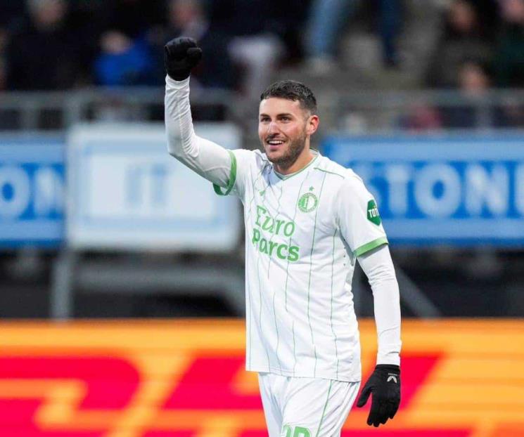 Anota Santi Giménez triplete con el Feyenoord