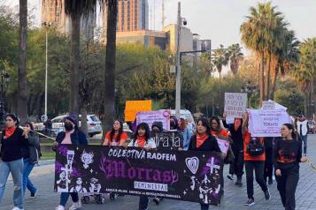 Marchan feministas en Monterrey