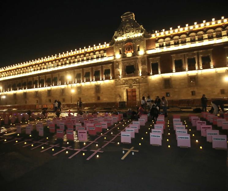 Madres de víctimas de feminicidio representan cementerio frente a PN