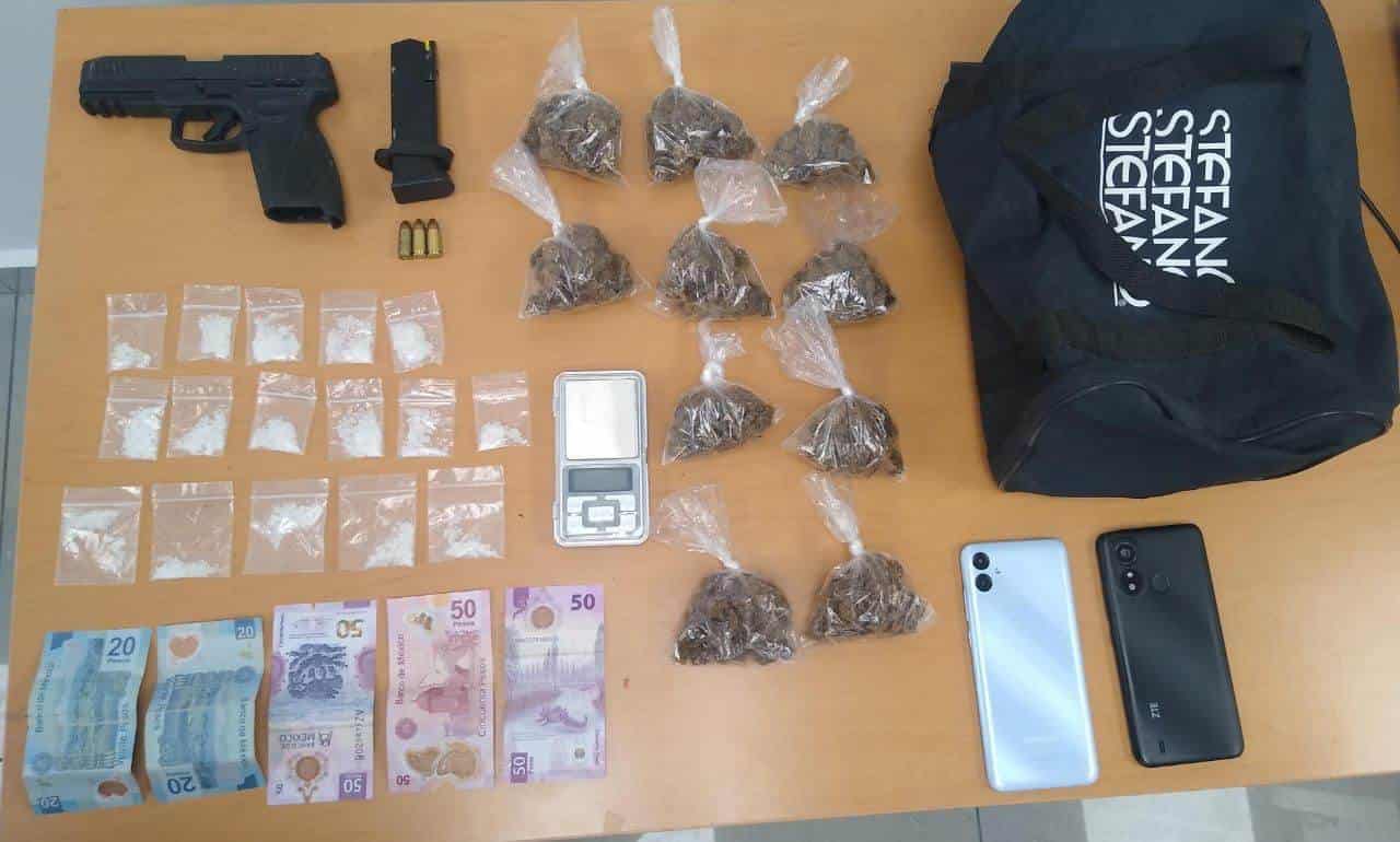 Tras el reporte de personas armadas en calles de la Colonia 10 de Marzo, una pareja fue detenida por elementos de Fuerza Civil, quienes les aseguraron un arma de fuego y droga.