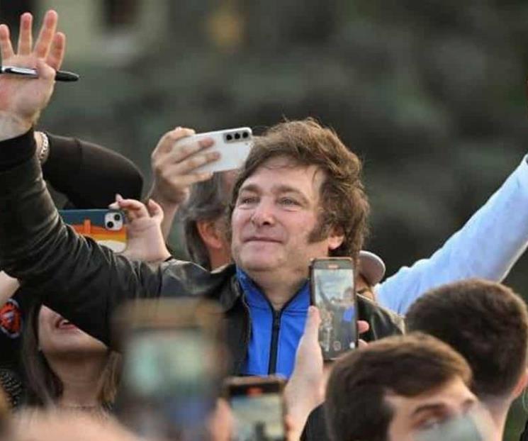 Será muy complicado dolarizar la economía argentina, señala Barclays