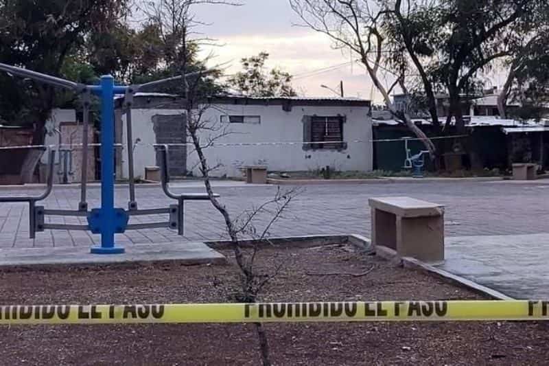 Un pistolero cruzó tranquilamente entre un grupo de niños que juagaban en una plaza pública y frente a ellos, ejecuto a un presunto narcodistribuidor de drogas en la Colonia Rincón de las Mitras, en el municipio de Santa Catarina.