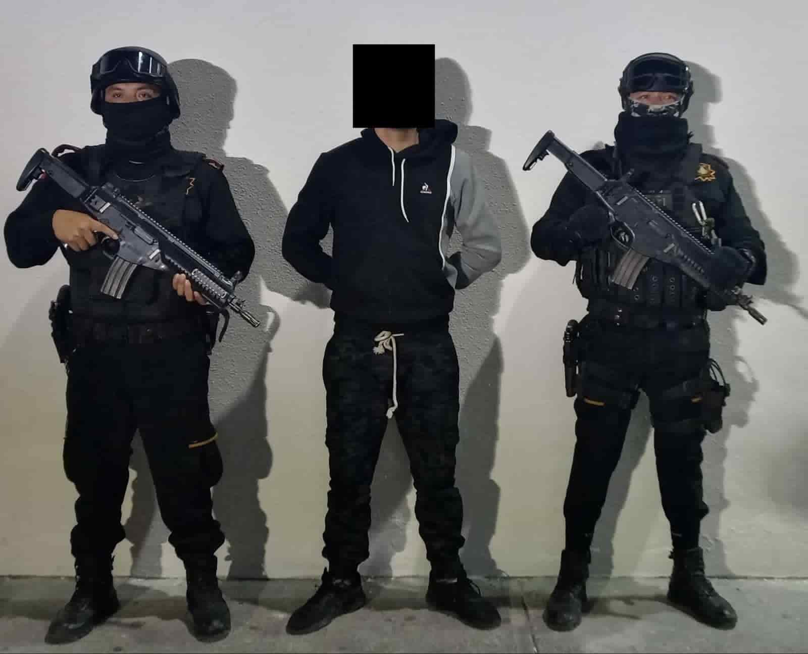 Elementos de Fuerza Civil lograron detener a un hombre quien se desplazaba en una motocicleta, asegurando un arma de fuego y dosis de droga, al norte de la ciudad.