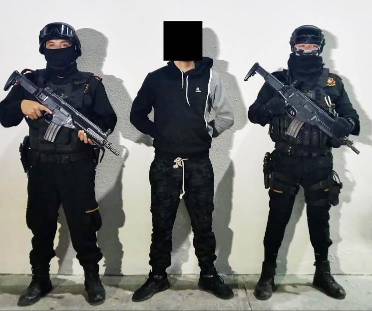 Cae motociclista con arma de fuego y droga