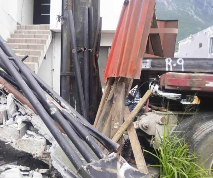 Se desprende remolque y ocasiona destrozos