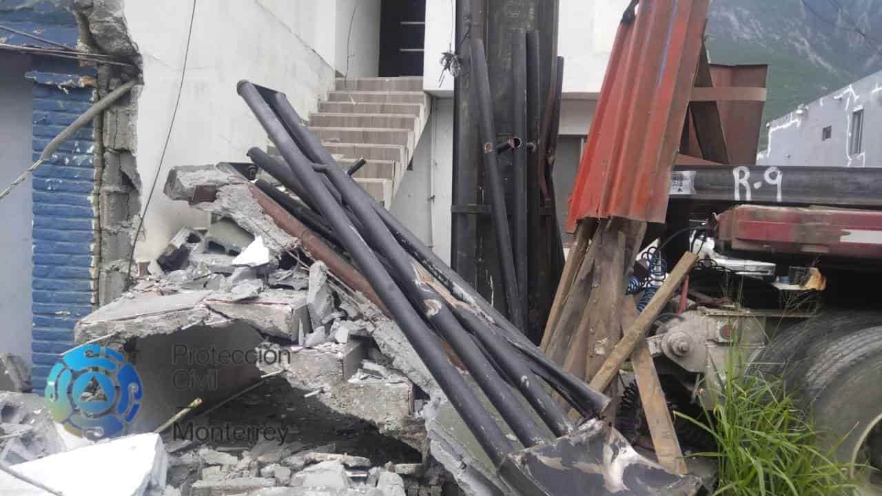 Una aparente falla en el sistema de unión de dos remolques, provocó que uno de ellos se soltara y se estrellara contra una barda, al sur de la ciudad.