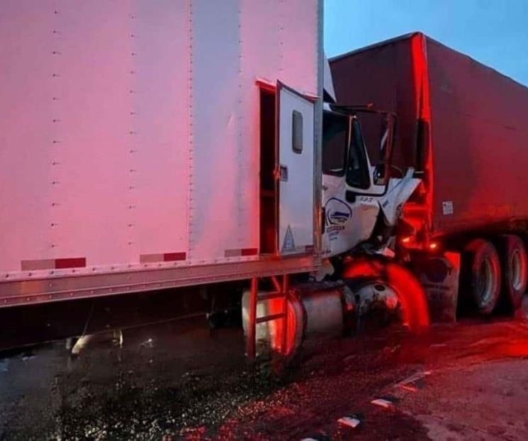 Tráiler cargado de químicos choca en Dr. Arroyo