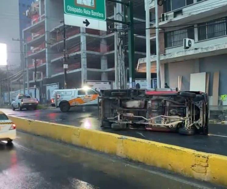 Vuelca camioneta en Av. Constitución