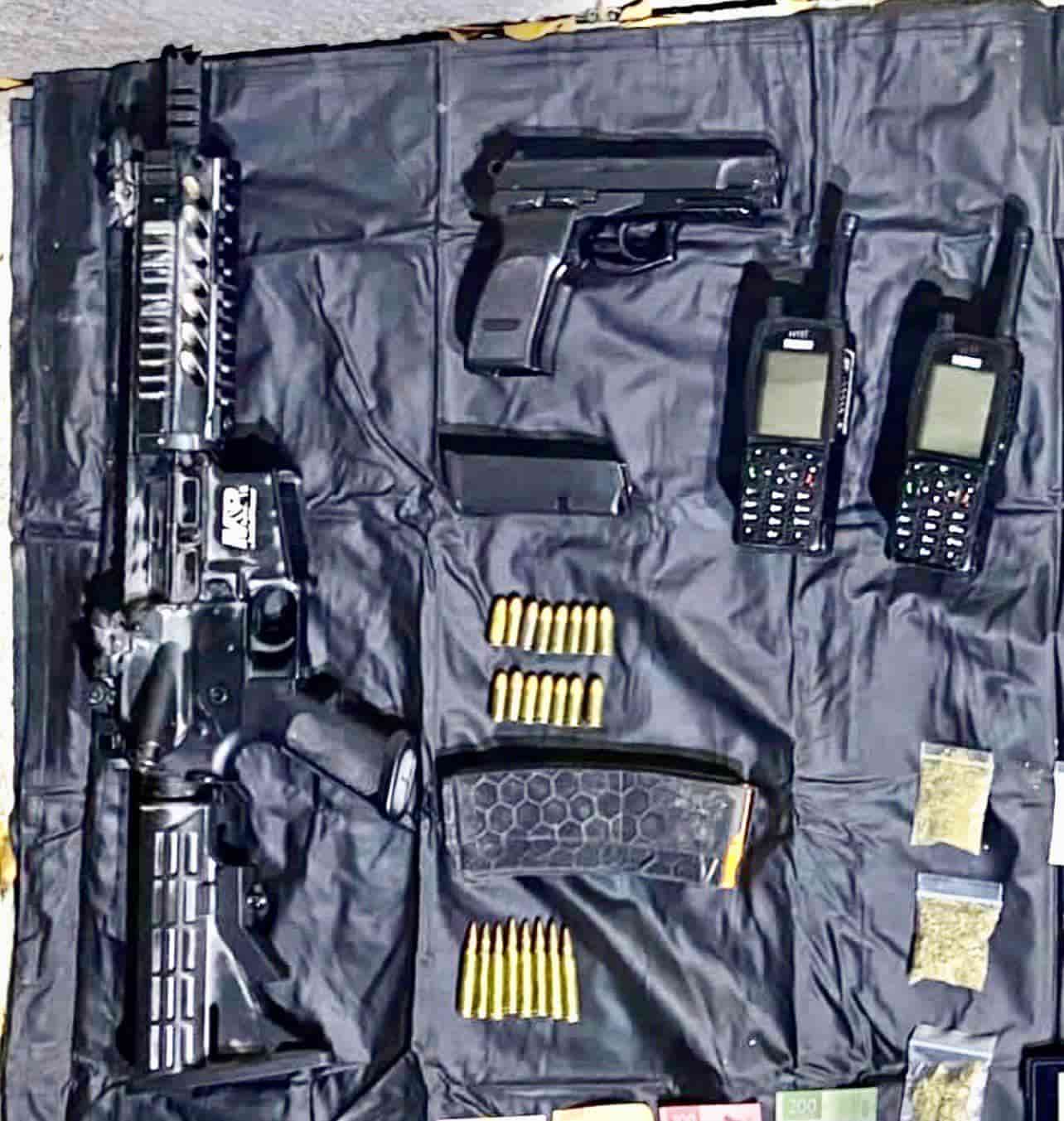 Cinco presuntos integrantes de un grupo delictivo, armados, con droga, y uno de ellos al parecer extorsionador de negocios en San Pedro, fueron detenidos por elementos de Fuerza Civil en el municipio de García.