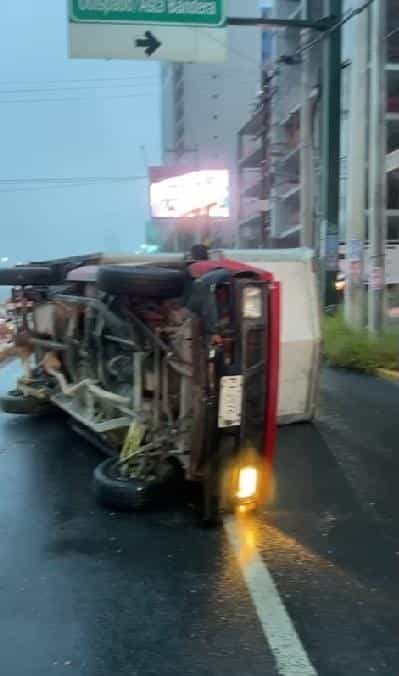 Una aparente indecisión al volante, llevó a que el conductor de una camioneta perdiera el control de la unidad y terminara volcado, ayer en los carriles laterales de Constitución, Colonia Obispado, en Monterrey.