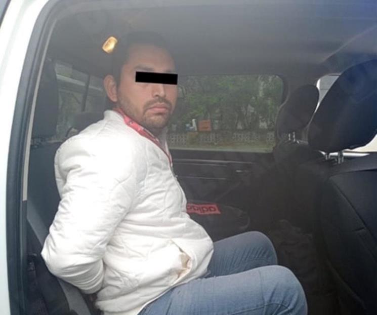 Conduce a exceso de velocidad, le hayan droga