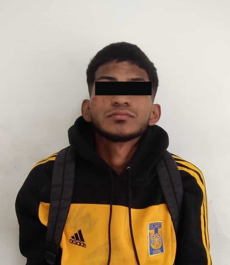 Tras correr al ver a elementos de la Policía de Proximidad de Escobedo, un presunto narcomenudista fue interceptado y al someterlo a una revisión de rutina le encontraron droga y dinero en efectivo.