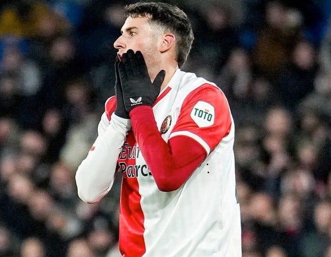 Anota autogol Santi Giménez y queda fuera de la Champions