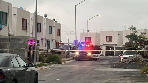 Los restos de una mujer maniatada dentro de una bolsa negra cubiertos con una cobija y en un bote, fueron encontrados por su propia hija luego de ser alertada de olores fétido en un domicilio por parte de vecinos, ayer en el municipio de García.