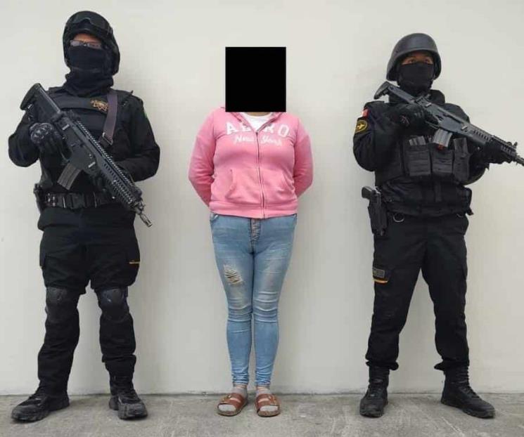 Cae mujer con arma de fuego y droga