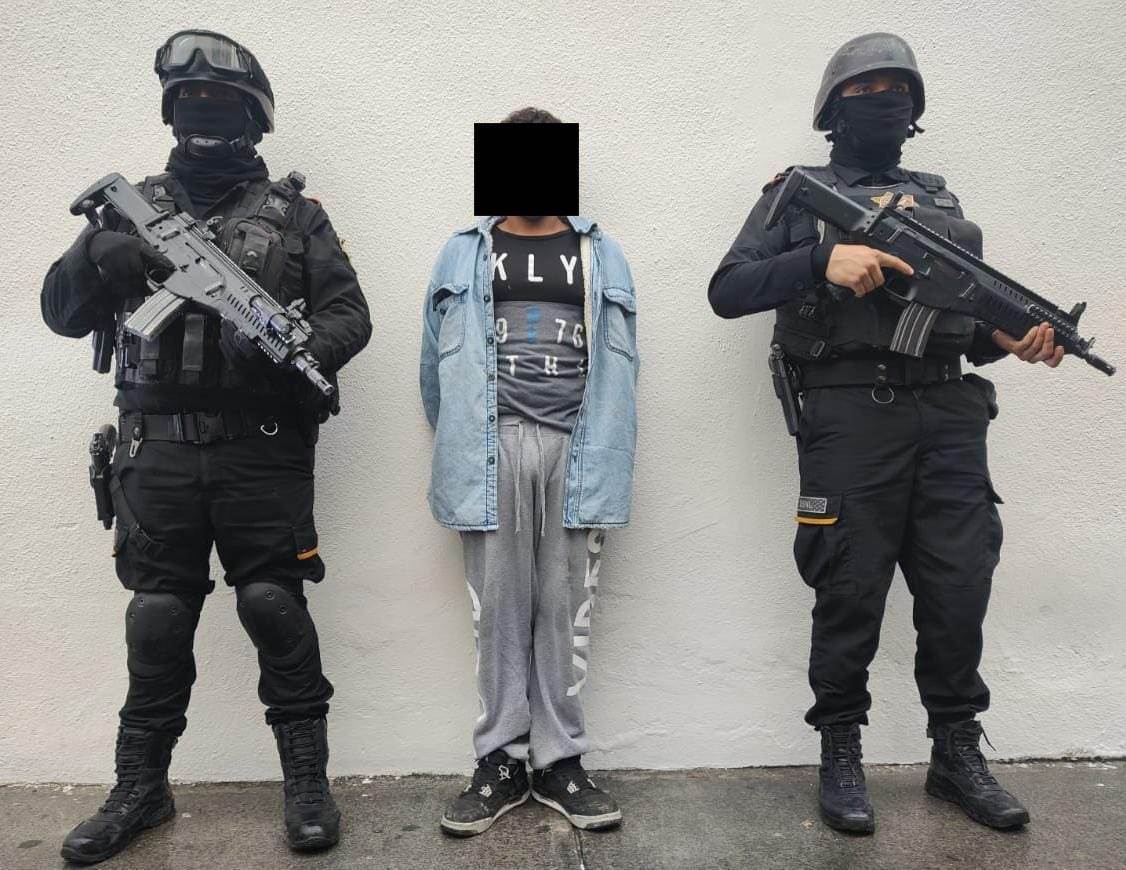 Elementos de Fuerza Civil arrestaron a un presunto narcomenudista que viajaba en una motocicleta y al que le encontraron un arma de fuego, así como diversos envoltorios con droga, Linares.