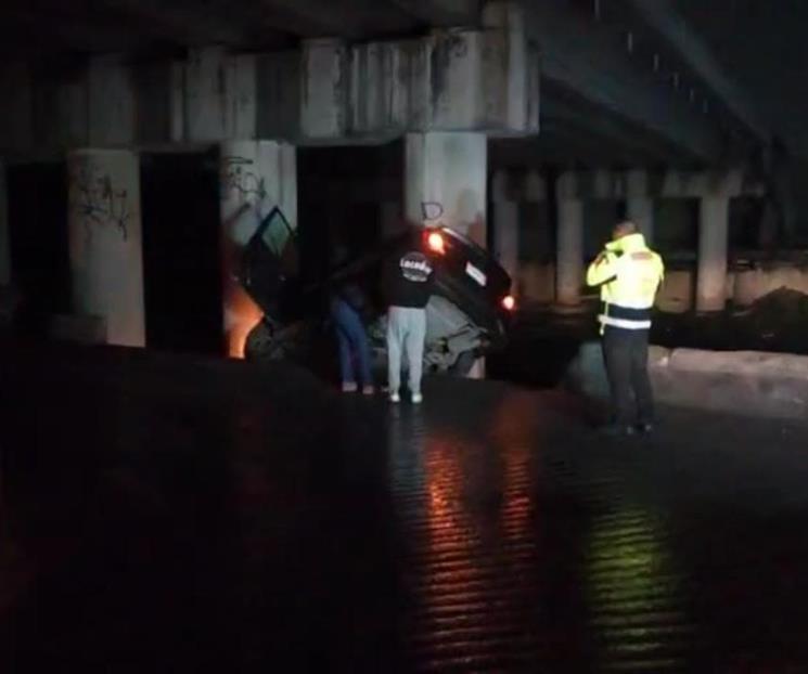 Derrapa taxi de aplicación y queda cerca de caer al Río Pesquería